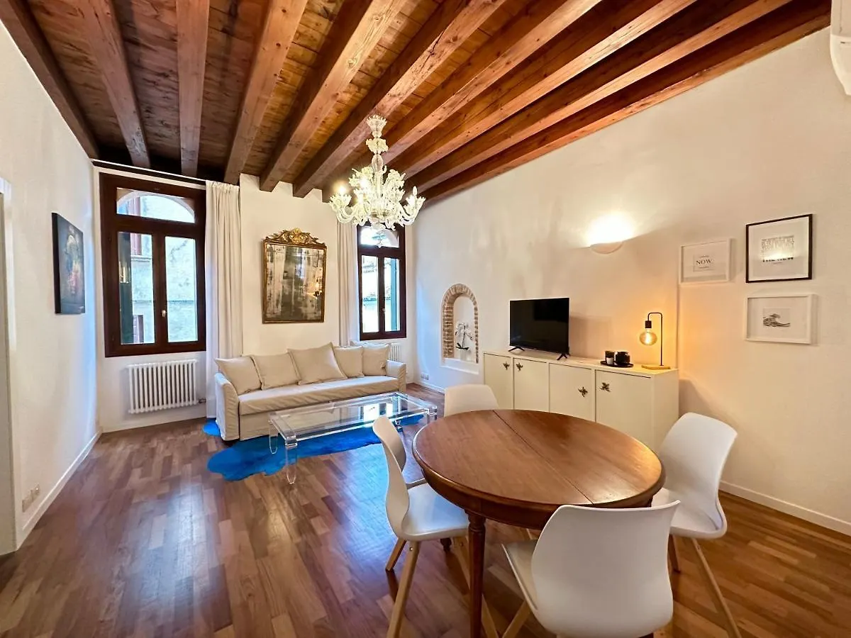 Tarvisium Luxury Apartment: Un\'Oasi Di Eleganza contacts